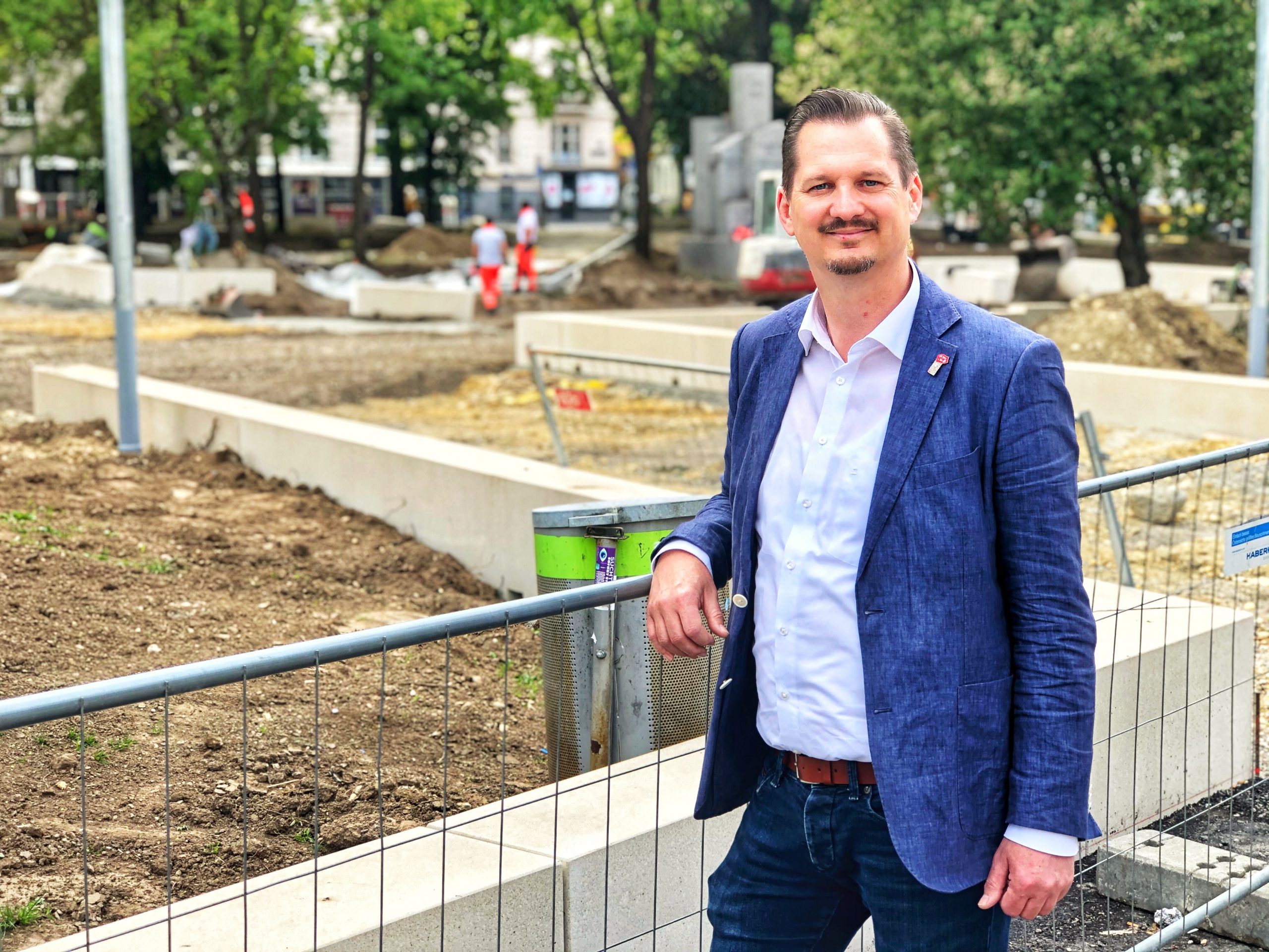 Favoritens Bezirksvorsteher Marcus Franz am Reumannplatz, wo nach vier Wochen Zwangspause die Arbeit wieder aufgenommen wurde. Fertigstellung des neuen Bezirkszentrums ist im Herbst 2020.
